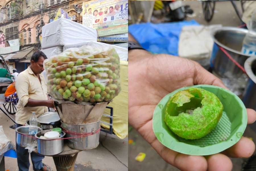 ট্রেন্ড মেনে বাজারে হাজির গন্ধরাজ ফুচকা।  