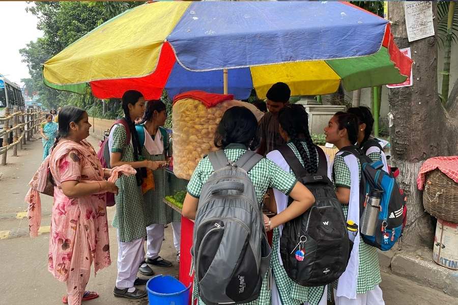 শিয়ালদহের কাছে প্রণব ফুচকার পসার নিয়ে বসেন বিকেল হলেই। এখানে বেশি বিক্রি হয় দই ফুচকা। 