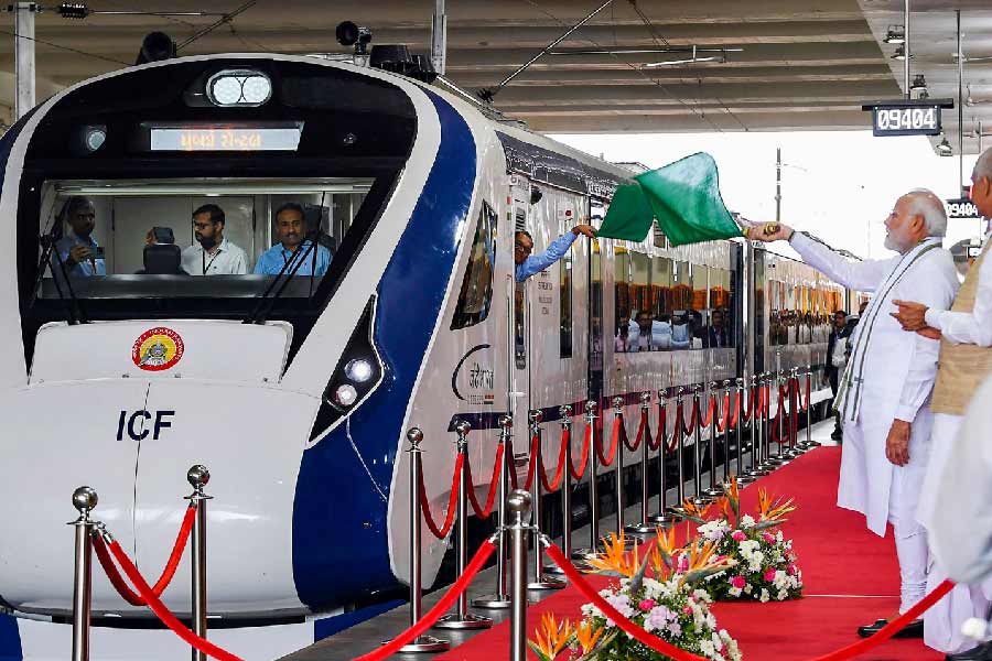 দেশে তৃতীয় বন্দে ভারত এক্সপ্রেসের সেমি-হাইস্পিড ট্রেন পরিষেবা চালু হয়ে গেল। শুক্রবার ট্রেনটির উদ্বোধন করেছেন প্রধানমন্ত্রী নরেন্দ্র মোদী।