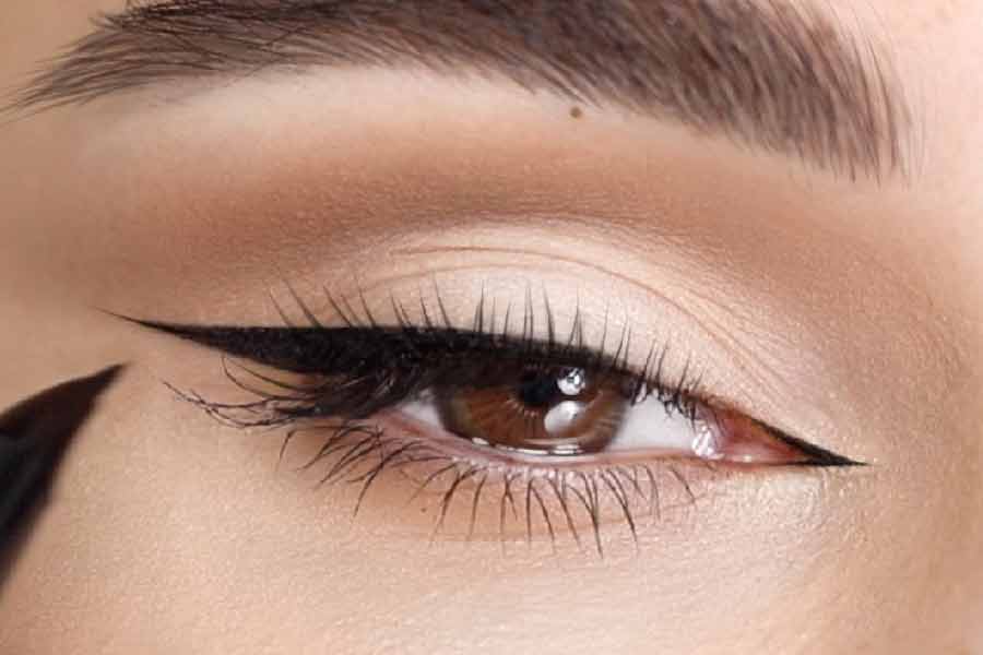 ফক্স আই মেক আপ দিয়ে একটু হলেও মুখ ধারালো করা যায়।