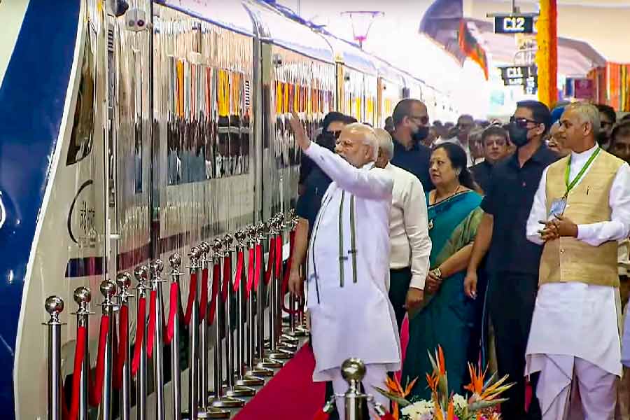 গান্ধীনগর-মুম্বই বন্দে ভারত এক্সপ্রেস জনসাধারণের জন্য চালু হবে ১ অক্টোবর থেকে। সপ্তাহে ছ’দিন এই ট্রেন চলবে। রবিবার বন্ধ থাকবে পরিষেবা।