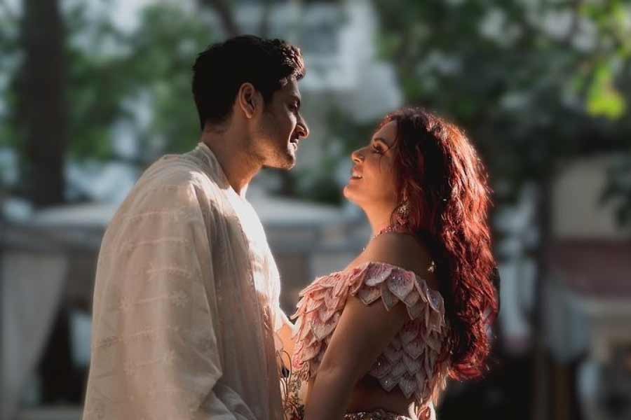 উৎসবের মরসুমে বলিউডে বাজল বিয়ের সানাই। বৃহস্পতিবার থেকেই শুরু হয়েছে অভিনেত্রী রিচা চড্ডা ও অভিনেতা আলি ফজলের বিয়ের অনুষ্ঠান। চলবে ৭ অক্টোবর পর্যন্ত। ঠিক ছিল ২০২০ সালেই চার হাত এক হবে তাঁদের। কিন্তু করোনা অতিমারির ধাক্কায় পিছিয়ে যায় বিয়ের অনুষ্ঠান, অবশেষে পরিণতি পেতে চলেছে রূপকথার প্রেমকাহিনি।