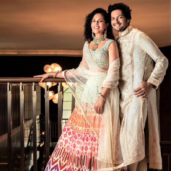 তারকা যুগলের প্রাক্‌-বিয়ের অনুষ্ঠানে ধরা পড়েছে নানা মুহূর্ত। একে অপরের হাত ধরে ক্যামেরার সামনে দাঁড়িয়েছেন তাঁরা। 