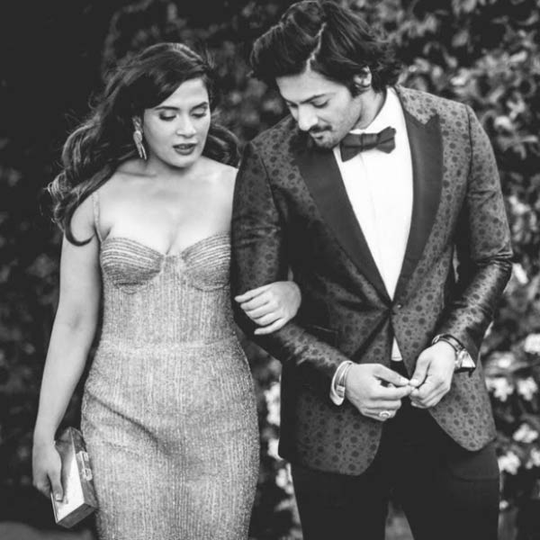 দিল্লির মেয়ে রিচার প্রাক্‌-বিয়ের অনুষ্ঠানে খানাপিনার আয়োজনও এলাহি। দিল্লিতে রিচার পছন্দের যে সমস্ত খাবার রয়েছে, সেগুলিই ঠাঁই পেয়েছে মেনুতে। সূত্রের খবর, ‘ছোলে বাটুরে’, ‘নটরাজ কি চাট’-এর মতো খাবারদাবারের বন্দোবস্ত করা হয়েছে। 