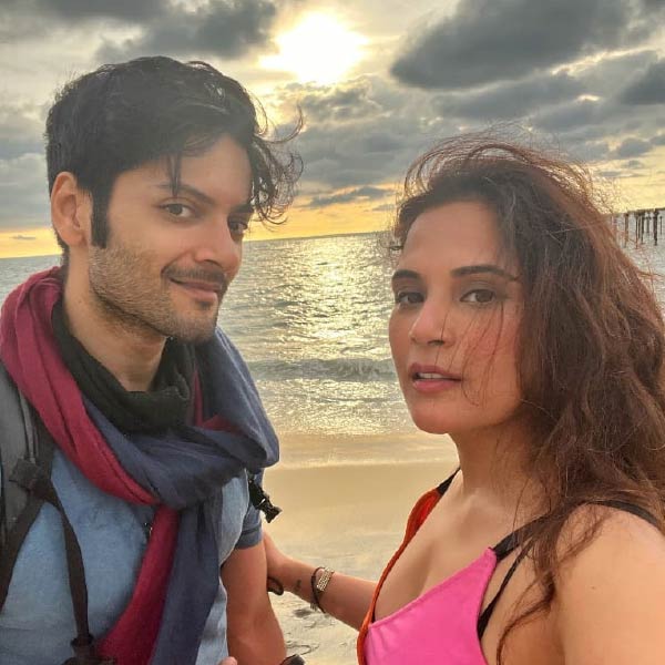 ২০১২ সালে প্রথম দেখা হলেও তাঁদের প্রেমকাহিনির শুরু তারও বেশ কয়েকটি বছর পরে। ২০১৫ সালে ওই তারকা জুটি ‘ডেট’ করা শুরু করেন বলে জানা যায়। কিন্তু রীতিমতো গোপন রাখেন সম্পর্কের কথা।