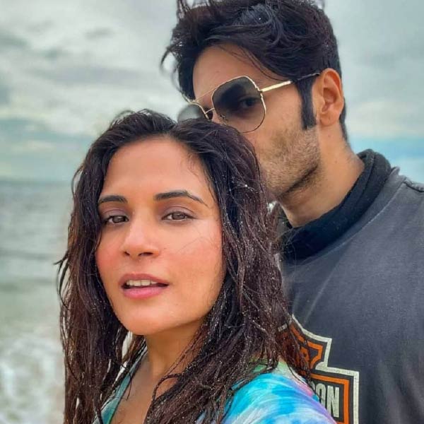 সম্পর্কের ব্যাপারে কেউই প্রকাশ্যে মুখ খোলেননি। ২০১৭ সালে ভেনিস আন্তর্জাতিক চলচ্চিত্র উৎসবে নিজেদের সম্পর্কের কথা আনুষ্ঠানিক ভাবে প্রকাশ্যে আনেন রিচা ও আলি। হবু বরের ছবি ‘ভিক্টোরিয়া অ্যান্ড আব্দুল’-এর প্রিমিয়ার উপলক্ষে ওই চলচ্চিত্র উৎসবে দেখা গিয়েছিল তাঁদের। 