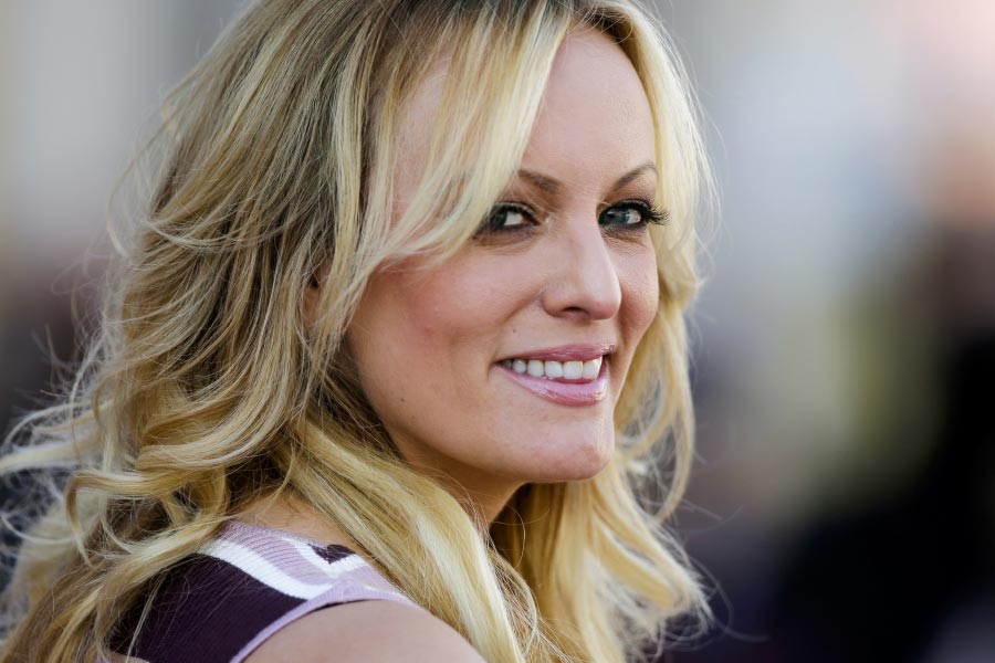 তাঁর সঙ্গে আমেরিকার প্রাক্তন প্রেসিডেন্টের নাম জড়ানোর পর থেকেই পর্নতারকা স্টর্মিকে নিয়ে কৌতূহলের অন্ত নেই বিভিন্ন মহলে। 