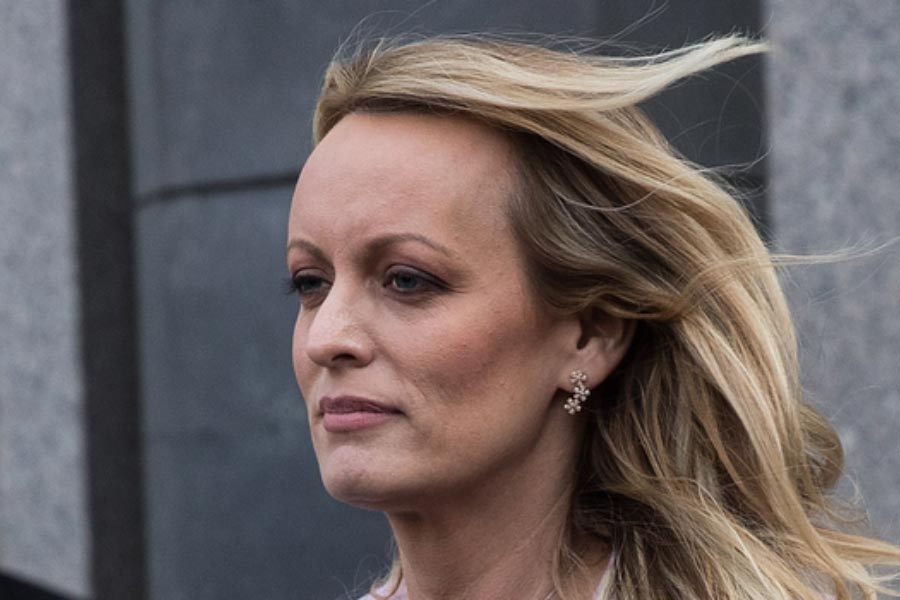 ১৭ বছর বয়সে স্টর্মি স্ট্রিপার হিসাবে কাজ করা শুরু করেন। কিছু দিনেই স্ট্রিপার হিসাবে খ্যাতি পান তিনি। আমেরিকার নামীদামি ক্লাব থেকে ডাক পেতে শুরু করেন তিনি। সেখানেই এক পর্ন পরিচালক তাঁর ছবিতে অভিনয় করার সুযোগ দেন।