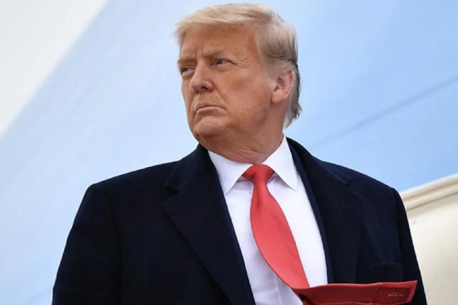 ২০০৬-এর জুলাই মাসে ক্যালিফোর্নিয়ার লেক তাহোতে একটি গল্‌ফ টুর্নামেন্টে ট্রাম্পের সঙ্গে তাঁর পরিচয় হয় বলে দাবি করেন স্টর্মি। তিনি জানান, ওই রাতেই ট্রাম্প তাঁকে হোটেল রুমে আমন্ত্রণ জানিয়েছিলেন।