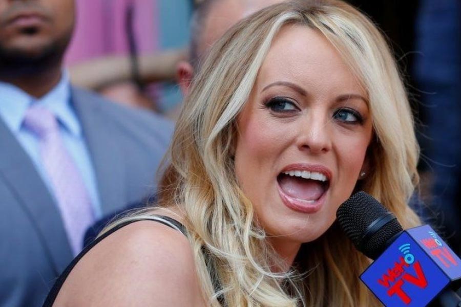 ২০১৮ সালে একটি টেলিভিশন চ্যানেলে সাক্ষাৎকার স্টর্মি দাবি করেন, সাক্ষাতের পর ট্রাম্প তাঁকে নিজের রিয়্যালিটি টিভি শো ‘দ্য অ্যাপ্রেন্টিস’-এ অতিথি হিসাবে আসার প্রস্তাব দিয়েছিলেন। পরে ওই রাতেই দু’জনের সম্মতিতে তাঁদের মধ্যে যৌনমিলন হয়।