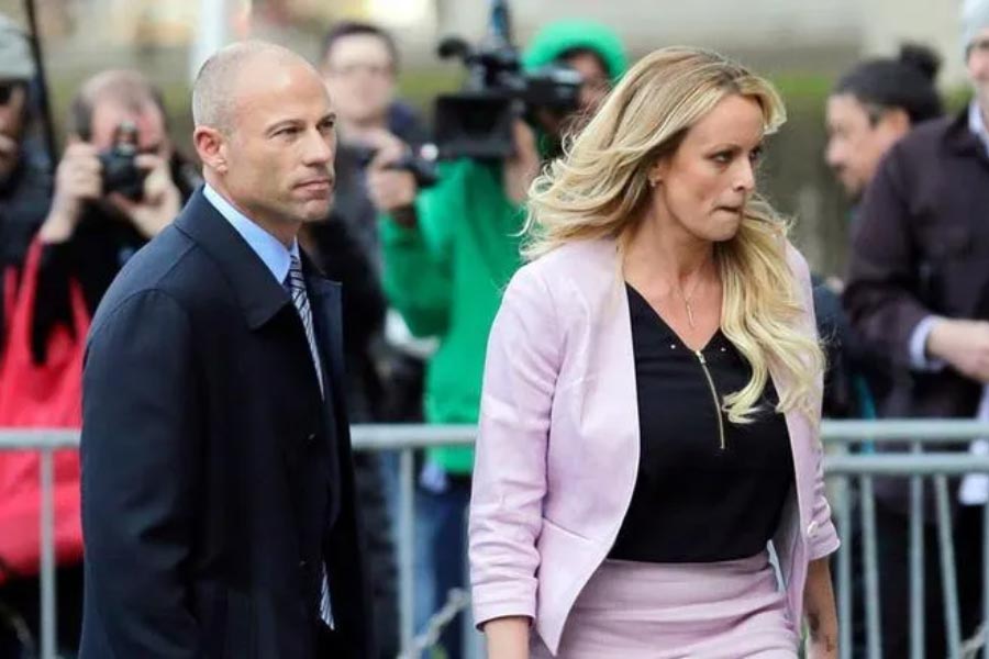 ২০১৬ সালে ডোনাল্ড ট্রাম্প যখন প্রেসিডেন্ট নির্বাচনের জন্য প্রচার চালাচ্ছিলেন, তখন ট্রাম্প-স্টর্মি সম্পর্ক নয়া মোড় নেয়। স্টর্মি দাবি করেন, ট্রাম্পের সঙ্গে যৌনসম্পর্ক নিয়ে মুখ বন্ধ রাখার জন্য তাঁকে কোটি কোটি  টাকা দেওয়া হয়েছে। তিনি মুখ বন্ধ না রাখলে তাঁকে খুন করার হুমকি দেওয়া হয় বলেও তিনি দাবি করেন।