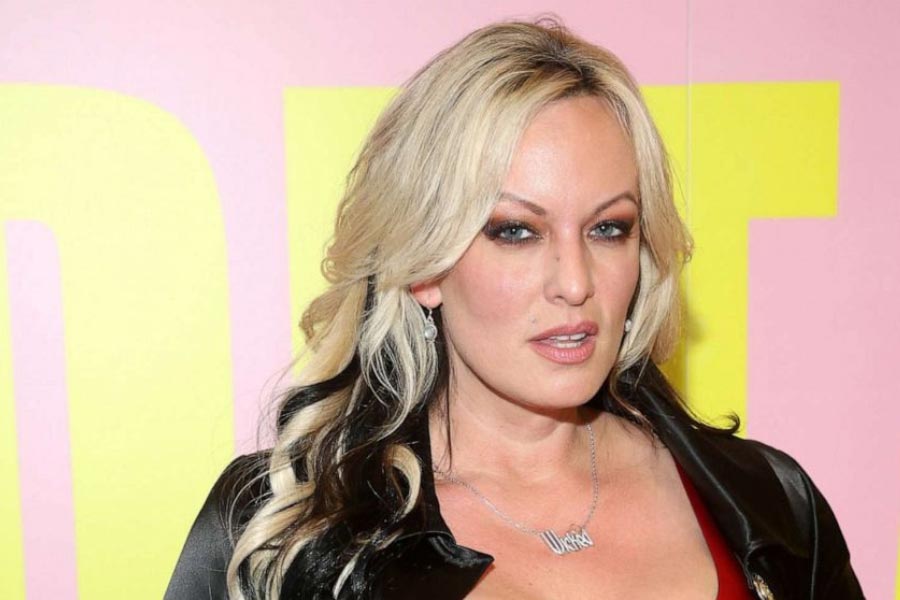 ট্রাম্প সে কথা অস্বীকার করলেও তাঁর অস্বস্তি বাড়িয়ে দেন তাঁরই দীর্ঘ দিনের আইনজীবী মাইকেল কোহেন। কোহেন দাবি করেন, ট্রাম্পের কথায় নিজের গ্যাঁটের কড়ি খসিয়ে ক্লিফোর্ড (স্টর্মি)-কে তিনি ১ লক্ষ ৩০ হাজার ডলার দিয়েছিলেন।