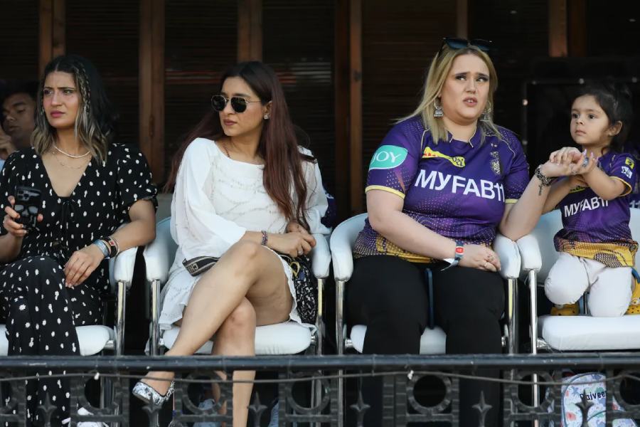 মাঠে কোণঠাসা কলকাতা, গ্যালারিতে হতাশ ক্রিকেটারদের স্ত্রীরাও।