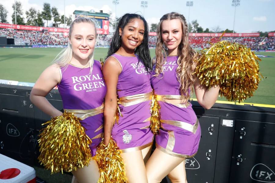 পর পর উইকেট হারাচ্ছে কলকাতা। উচ্ছ্বাসহীন চিয়ারলিডাররা।