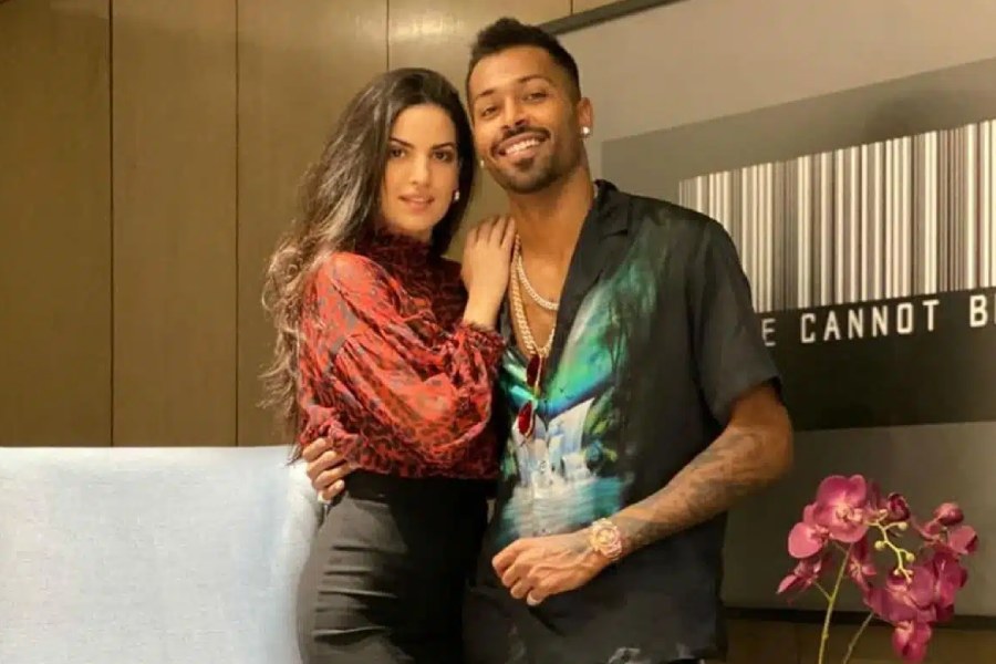 হার্দিক এবং নাতাশার এই ছবিই উদাহরণ হিসাবে তুলে ধরেছেন পণ্ডিত।