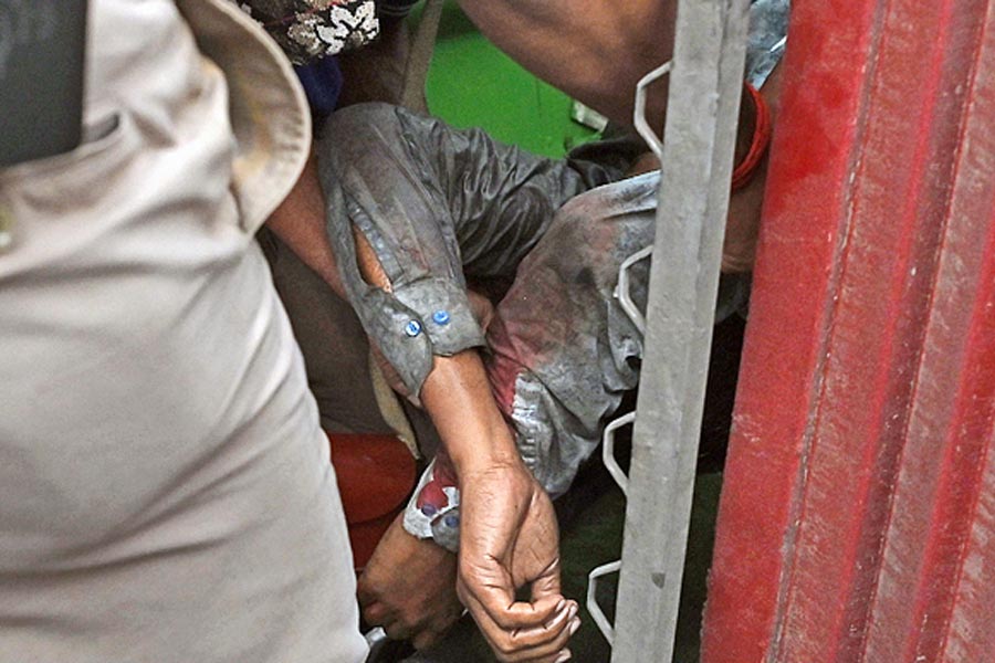 বাস থেকে বার করে আনা হচ্ছে আহত এক যাত্রীকে। শনিবার, মেয়ো রোডে।