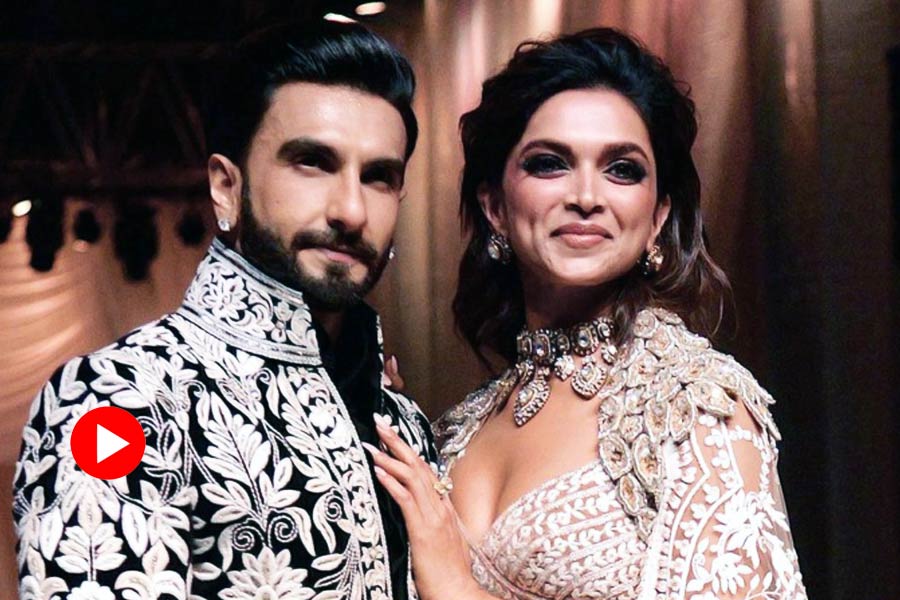 Ranveer Singh dances with Priyanka Chopra on stage, gives her a kiss in front of Nick Jonas.