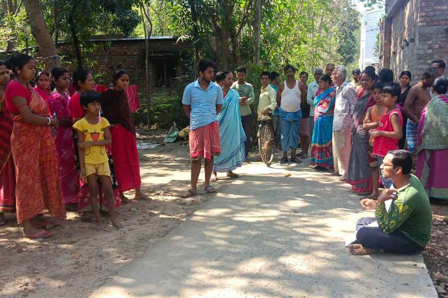 Husband starts dharna to get back his wife and child at Santipur