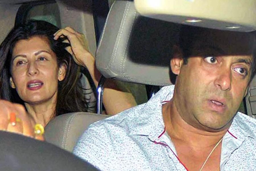 সম্পর্কে থাকার আট বছর পর বিয়ের সিদ্ধান্ত নিয়ে ফেলেন সলমন এবং সঙ্গীতা। সেই সময় সঙ্গীতার কেরিয়ার নিভু নিভু। সলমন তখন সাফল্যের সিঁড়ি বেয়ে তরতর করে উঠছিলেন। অভিনেতাকে বিয়ে করে সংসার করবেন— এই ছিল সঙ্গীতার ইচ্ছা। কিন্তু বিয়ের এক মাস আগে তাঁদের সম্পর্কে ফাটল ধরে।