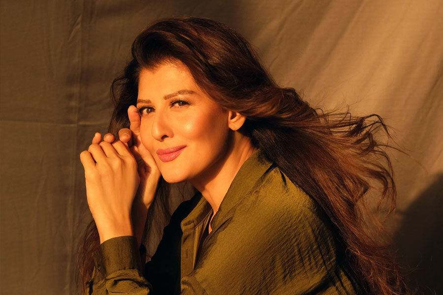 সলমনকে নিয়ে সঙ্গীতার মনে হঠাৎ সন্দেহ জেগে ওঠে। সলমন তাঁকে ছাড়াও অন্য কারও সঙ্গে সময় কাটাচ্ছেন বলে সন্দেহ করেন তিনি। তাই সলমনের ব্যাপারে খুঁটিনাটি খোঁজখবর রাখতে শুরু করেন সঙ্গীতা।