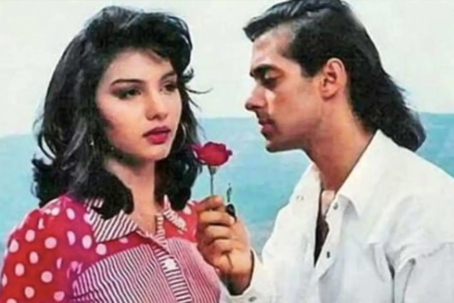 বিয়ের এক মাস আগে সঙ্গীতা জানতে পারেন, তাঁদের সম্পর্কে তৃতীয় এক ব্যক্তি এসে পড়েছেন। পাকিস্তানি-আমেরিকান অভিনেত্রী সোমি আলির সঙ্গে পরকীয়া সম্পর্কে রয়েছেন সলমন।