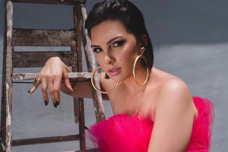 সলমনের অভিনয় দেখে নাকি মুগ্ধ হয়ে গিয়েছিলেন সোমি। শুধুমাত্র সলমনের সঙ্গে দেখা করবেন বলে বলিউডে কাজ করার সিদ্ধান্ত নেন তিনি। শুধু তাই নয়, সলমনকে মনে মনে বিয়ে করার পরিকল্পনাও করে ফেলেছিলেন সোমি। তাই ফ্লোরিডা থেকে সোজা চলে আসেন টিনসেল নগরীতে।