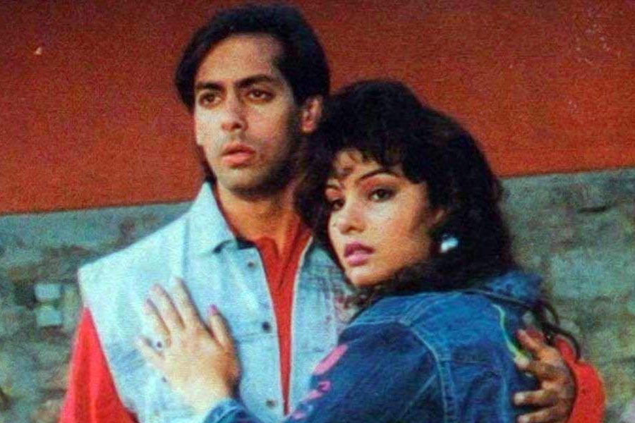 কাজের সূত্রে সলমনের সঙ্গে আলাপ হয় সোমির। সঙ্গীতার সঙ্গে বিয়ে ঠিক হয়ে যাওয়ার পরেও সোমির সঙ্গে পরকীয়া সম্পর্কে জড়িয়ে পড়েন সলমন। 