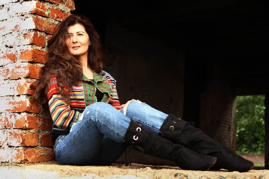 সলমনের সঙ্গে বিচ্ছেদ নিয়ে সঙ্গীতা বলেন, ‘‘কারও সঙ্গে সম্পর্ক ভেঙে যাওয়া মানেই তাঁর উপর রাগ বা অভিমান করে থাকার কোনও মানে হয় না। এমন একটা সময় ছিল, যখন আমি খুব বোকা ছিলাম। শিশুর মতো ছিলাম। কিন্তু সময়ের সঙ্গে সঙ্গে আমিও পরিণত হয়েছি। জীবন যে অভিজ্ঞতার সংমিশ্রণ, তা বুঝতে শিখেছি।’’