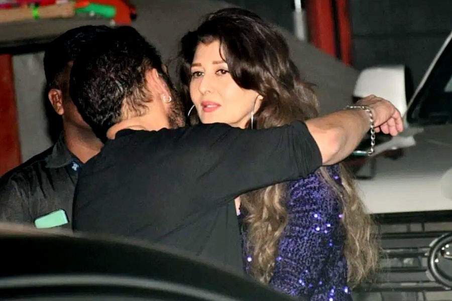 সলমনের ৫৭তম জন্মদিন উপলক্ষে অভিনেতার বোন অর্পিতা খানের বাড়িতে সঙ্গীতা অতিথি হিসাবে উপস্থিত ছিলেন। সঙ্গীতা যখন অনুষ্ঠান ছেড়ে বেরিয়ে পড়ছিলেন, সেই সময় তাঁকে জড়িয়ে ধরে কপালে চুমু এঁকে দিয়েছিলেন সলমন। এই দৃশ্য পাপারাৎজিদের ক্যামেরার লেন্সে ধরা পড়ায় আবার বলিপাড়ায় তাঁদের নিয়ে আলোচনা শুরু হয়। কিন্তু তাতে কান দেননি সলমন।