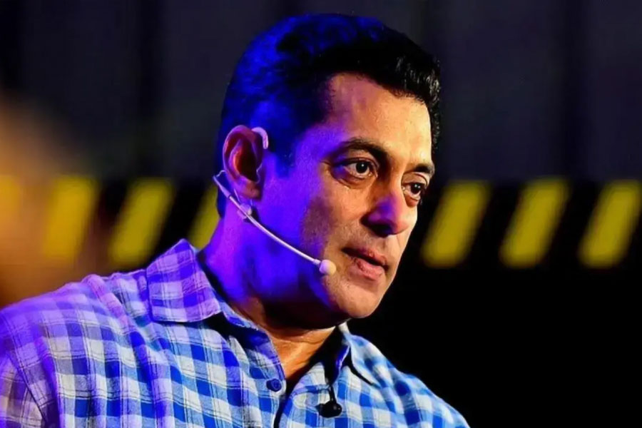 কর্ণ জোহরের টক শোয়ে এসে পরোক্ষ ভাবে সঙ্গীতাকে নিয়ে কথা বলেন সলমন। তিনি বলেন, ‘‘একটা সময় ছিল, যখন আমি সত্যিই বিয়ে করতে চাইতাম। কিন্তু সবাই মনে করত যে, আমি প্রেমিক হিসাবেই ঠিক আছি। আমায় বিয়ে করা মানে সারা জীবন সহ্য করা। তা খুব কঠিন কাজ।’’