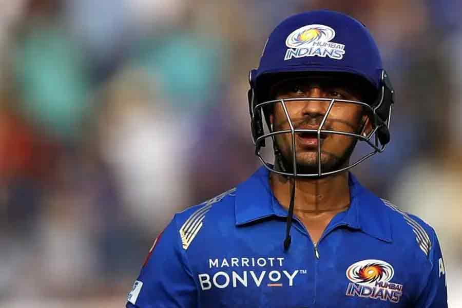 রয়েছেন ভারতের অন্যতম তরুণ ক্রিকেটার ঈশান কিশান। আইপিএলে তাঁর ব্যাট বেশ ভরসাযোগ্য। কেবল ব্যাটার হিসাবেই নয়, উইকেটের পিছনেও ভরসাযোগ্য নাম ঈশান।