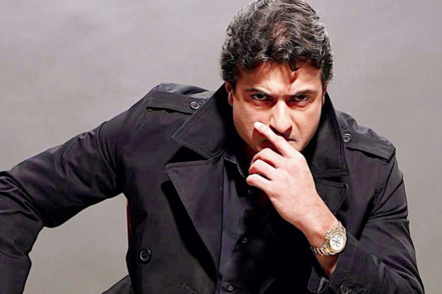 ‘বিরোধী’, ‘জানি দুশমন: এক আনোখি কাহানি’, ‘এলওসি: কার্গিল’, ‘প্রেম রতন ধন পায়ো’র মতো বহু ছবিতে অভিনয় করেছেন আরমান। কর্মসূত্রেই তাঁর আলাপ হয় মুনমুনের সঙ্গে।