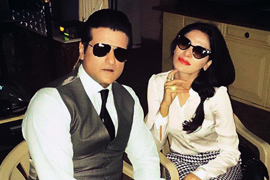 মুনমুনের সঙ্গে আরমানের বন্ধুত্ব ক্রমশ গভীর হতে থাকে এবং সম্পর্কে জড়িয়ে পড়েন তাঁরা। একত্রবাসও করতেন দু’জনে। কিন্তু কখনও প্রকাশ্যে তাঁদের সম্পর্কের কথা স্বীকার করেননি কেউই।