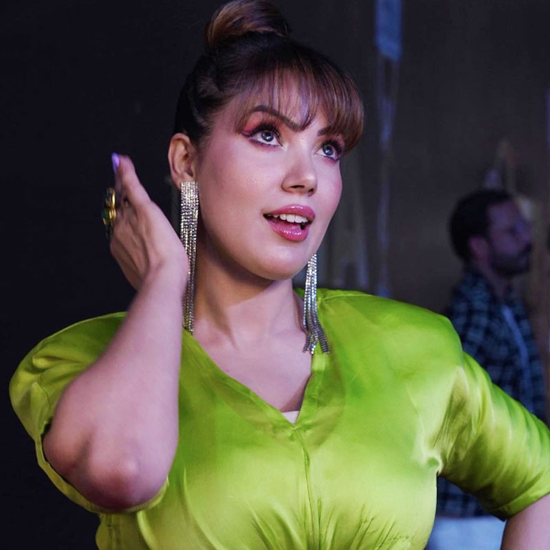 কিন্তু মুনমুন এবং আরমানের সম্পর্কের তিক্ততা হঠাৎ জনসমক্ষে এসে পড়ে। ২০০৮ সালের ঘটনা। ভ্যালেন্টাইনস ডে উপলক্ষে আরমানের সঙ্গে মুম্বইয়ের একটি বিলাসবহুল ক্লাবে পার্টি করতে গিয়েছিলেন মুনমুন।