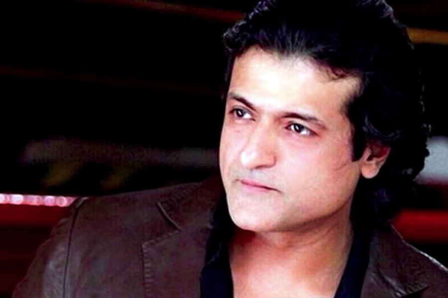 পার্টিতে গিয়ে সুরাপান করে মত্ত আরমান সকলের সামনে মুনমুনের গায়ে হাত তোলেন বলে অভিযোগ। জনসমক্ষে এই ঘটনা ঘটে যাওয়ায় মুনমুন মানসিক ভাবে ভেঙে পড়েন। আরমানের সঙ্গে তাঁর সম্পর্ক নিয়ে চর্চা শুরু হয়।