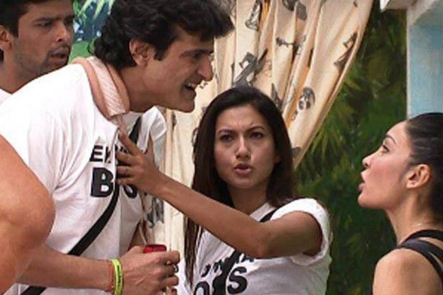 সহ-প্রতিযোগী সোফিয়া হায়াতকে নিগ্রহের অভিযোগে গ্রেফতার করা হয় আরমানকে। কিন্তু ঘটনার এক দিন পরেই জামিন পেয়ে ‘বিগ বস্’-এর ঘরে ফিরে আসেন আরমান।