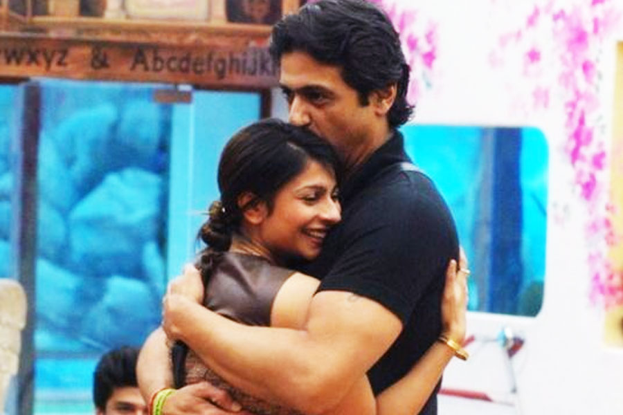 ‘বিগ বস্’-এর ঘরে আবার ফিরে আসার পর অভিনেত্রী তানিশার সঙ্গে সম্পর্কে জড়ান আরমান। কিন্তু আরমানের বদরাগী স্বভাবের জন্য সেই সম্পর্ক থেকে বেরিয়ে আসেন তানিশা।