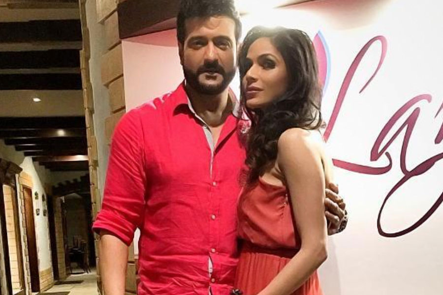 তানিশার সঙ্গে বিচ্ছেদের পর অভিনেত্রী নীরু রণধাওয়ার সঙ্গে সম্পর্কে জড়ান আরমান। নীরুর অভিযোগ, তাঁর গায়ে প্রায়ই হাত তুলতেন আরমান।