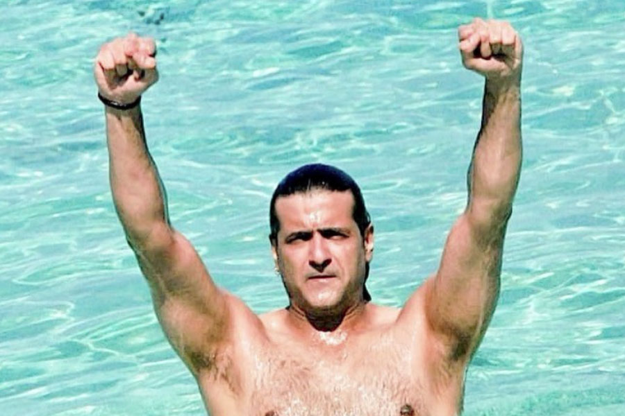 ২০২১ সালের অগস্ট মাসে নারকোটিক্স কন্ট্রোল ব্যুরো (এনসিবি)র হাতে ধরা পড়েন আরমান। তাঁর বাড়ি থেকে ১.২ গ্রাম মাদক উদ্ধার হয়। 