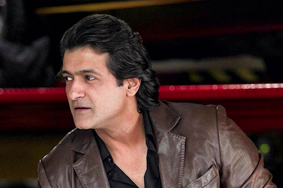 আরমানের বিরুদ্ধে অভিযোগ, তিনি শুধু বেআইনি পথে মাদক কিনতেন না, তা বিক্রিও করতেন। মাদক রাখার অভিযোগে এক বছর জেলও খাটেন তিনি।