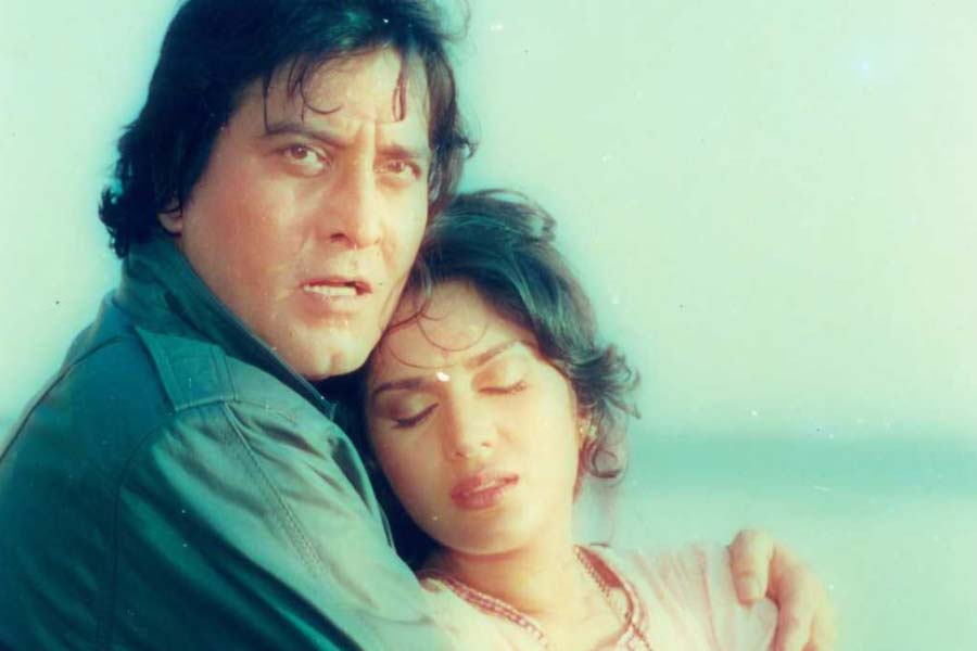 ১৯৯০ সালেই মুক্তি পায় মহেশ ভট্ট পরিচালিত ‘জ়ুর্ম’ ছবিটি। এই ছবিতে অভিনয় করেছিলেন বিনোদ খন্না, মীনাক্ষী শেশাদ্রি, সঙ্গীতা বিজলানির মতো তারকারা।