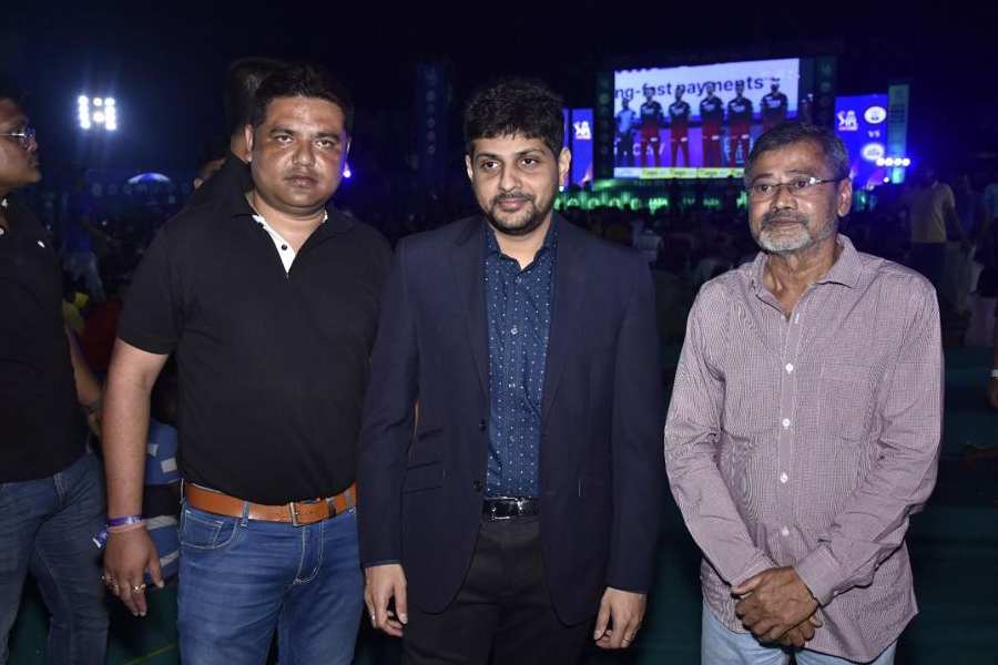 কৃষ্ণনগের ফ্যান পার্কে অভিষেক ডালমিয়া (মাঝে)