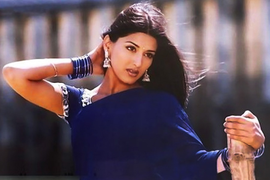 কিন্তু বিয়ের পরে বলিপাড়ার এক অভিনেত্রীর প্রেমে পড়েন রাজ। নব্বইয়ের দশকে বলিউডের নায়িকাদের মধ্যে জনপ্রিয় হয়ে ওঠেন সোনালি বেন্দ্রে। তাঁর অনুরাগীর সংখ্যাও ছিল প্রচুর।