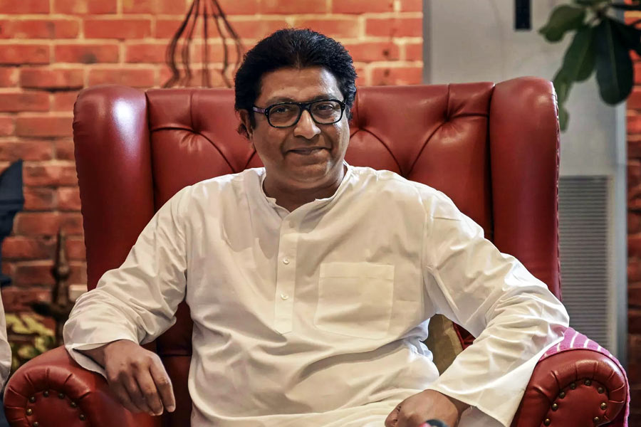 সোনালির অভিনয় এবং রূপে মুগ্ধ হন রাজ। তিনি যে বিবাহিত, সে হুঁশও ছিল না রাজের। যে কোনও উপায়ে সোনালিকে বিয়ে করতে চেয়েছিলেন তিনি।