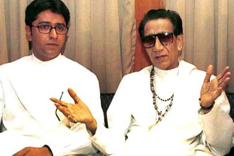 রাজের এমন আচরণ দেখে তাঁর সঙ্গে কথা বলেন বালাসাহেব ঠাকরে। রাজ সম্পর্কে বালাসাহেবের ভাইপো। সর্বভারতীয় সংবাদমাধ্যম জনসত্তার একটি প্রতিবেদনে দাবি করা হয়েছে যে রাজকে নাকি এই বিষয়ে বুঝিয়েছিলেন বালাসাহেব। বালাসাহেব বুঝিয়ে রাজকে বলেছিলেন, তিনি যদি বিবাহিত হওয়া সত্ত্বেও বলিউডের এক অভিনেত্রীকে বিয়ে করেন তবে তাতে ঠাকরে পরিবারের মর্যাদা ক্ষুণ্ণ হবে।