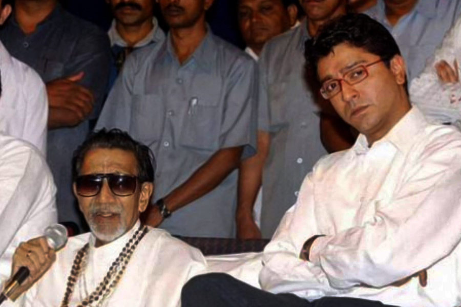 শুধু তাই নয়, পারিবারিক মর্যাদার পাশাপাশি মহারাষ্ট্রের রাজনীতিতেও তার প্রভাব পড়ার প্রবল সম্ভাবনা রয়েছে বলে রাজকে জানান বালাসাহেব।