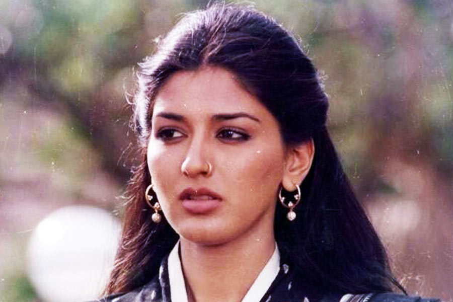 অনেকে আবার মনে করেন, সোনালির পূর্বপরিচিত ছিলেন না রাজ। নব্বইয়ের দশকে যখন সোনালির জনপ্রিয়তা বাড়তে থাকে, তখন রাজ অভিনেত্রীর ছবি দেখে তাঁর প্রেমে পড়েন।