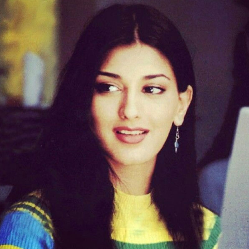 কিন্তু সোনালির সঙ্গে রাজের সম্পর্ক নিয়ে কাঁটাছেড়া শুরু হয়, যখন হলিউডের গায়ক মাইকেল জ্যাকসন ভারত ভ্রমণে আসেন। ১৯৯৬ সালে ভারত ভ্রমণে এসে মুম্বই বিমানবন্দরে নেমেছিলেন মাইকেল। তাঁকে সংবর্ধনা জানানোর জন্য বিমানবন্দরে উপস্থিত ছিলেন রাজ।