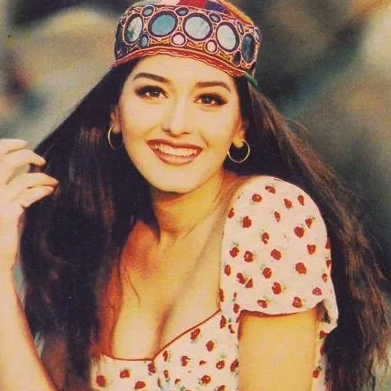 রাজের পাশে দাঁড়িয়ে থাকতে দেখা গিয়েছিল সোনালিকে। বলিপাড়ার অন্য কোনও তারকা ছিলেন রাজের সঙ্গে। হঠাৎ সোনালিকে কেন তিনি ডেকেছিলেন তা নিয়ে চর্চা শুরু হয় বলিপাড়ায়।