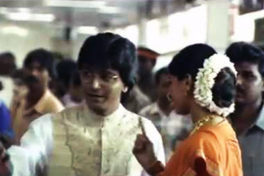 রাজের পরনে ছিল কুর্তা-পাজামা। তার সঙ্গে মানানসই নেহরু জ্যাকেট। কিন্তু সোনালিকে সচরাচর যে ধরনের পোশাকে দেখা যেত, তার থেকে ভিন্ন সাজে ধরা দিয়েছিলেন তিনি।